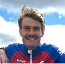 image: Erik drar på sig landslagströjan!