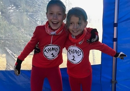 Emma och Sara som Thing 1 och Thing 2